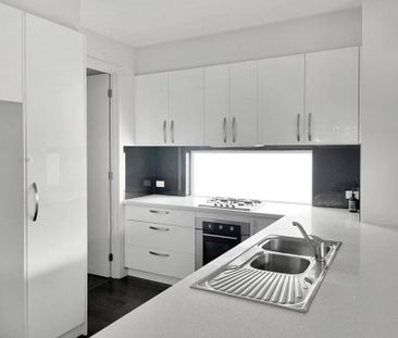 STUNNING 3 BEDROOM TOWNHOUSE IN A PRIME LOCATION - Photo 2