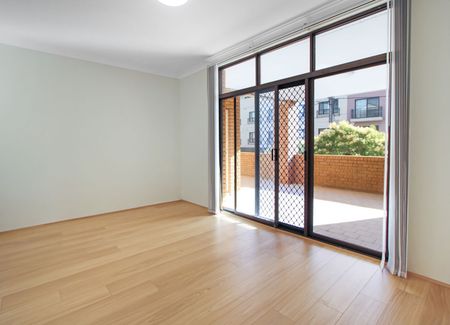 Renovated Two-Bedroom Apartment in Ideal Location - Photo 2