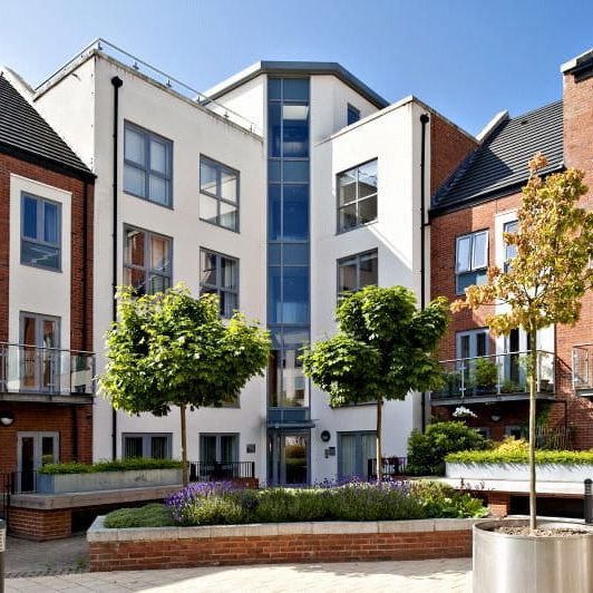 A superb 2 bedroom furnished apartment in the heart of the city centre. A bright and contemporay property and an all round must to view! - Photo 1