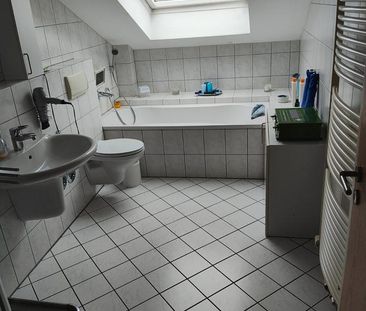 Helle Dachgeschosswohnung mit Aufzug und Balkon in Buer - Foto 1