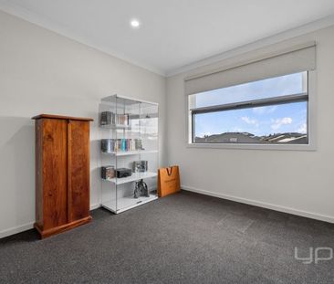 MODERN AND STYLISH TOWNHOUSE TWO BEDROOMS - Photo 1