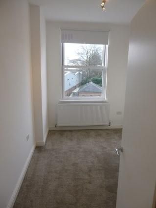 3 bedroom flat to rent - Photo 3