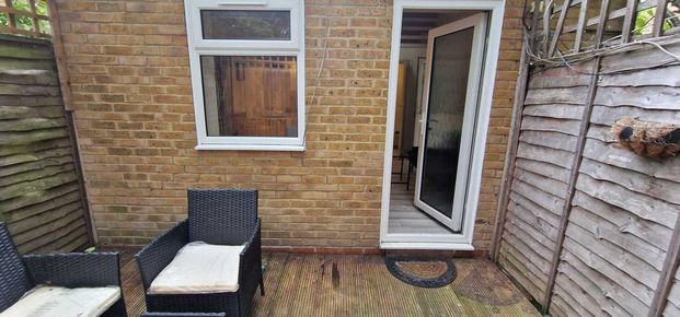 Studio to rent - Photo 1