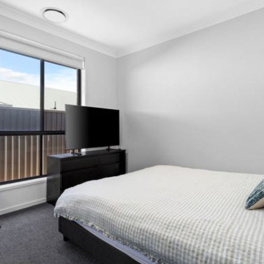 Effortless Modern Living in a Family-Friendly Location&excl; - Photo 1