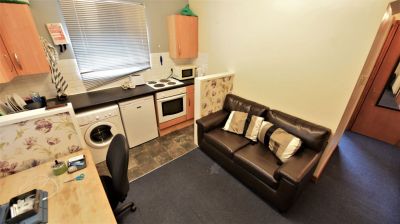 1 bedroom Flat in Cardigan Road, Leeds - Photo 1
