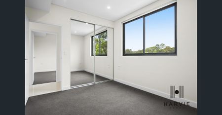 Oversized 3-Bedroom Apartment with Terrace and Double Parking - Photo 4