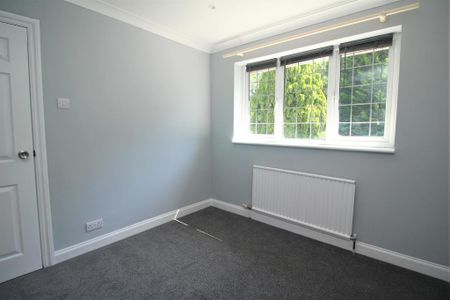 4 bedroom end of terrace house to rent - Photo 2