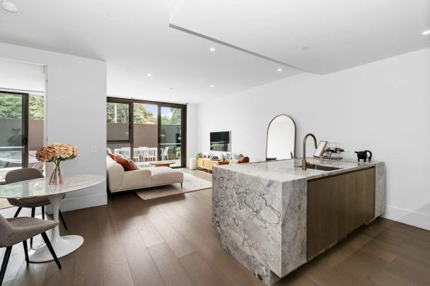 Beachside Living - Fully Furnished Two-Bedroom Apartment with Expansive Balcony, Just 500m To Elwood Beach! - Photo 1