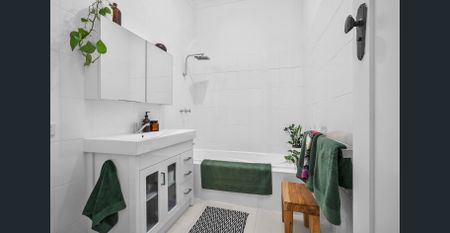 Meticulous and Spacious Family Home - Garden Maintenance Included - Photo 5