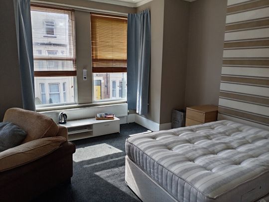 Room in a Shared House, Egerton Street, CH45 - Photo 1