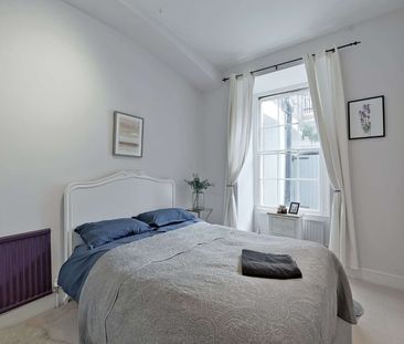 A distinguished three bedroom furnished period maisonette with exce... - Photo 4