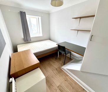 6 Bed End Terrace, Spear Road, SO14 - Photo 1