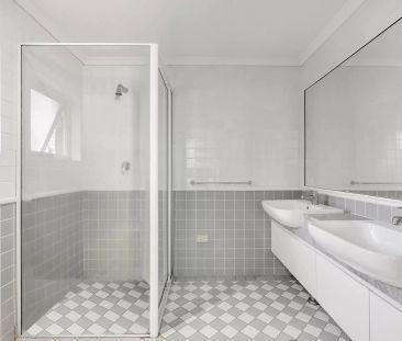 SUPERB THREE BEDROOM APARTMENT OPPOSITE RUCHCUTTERS BAY PARK - Photo 1