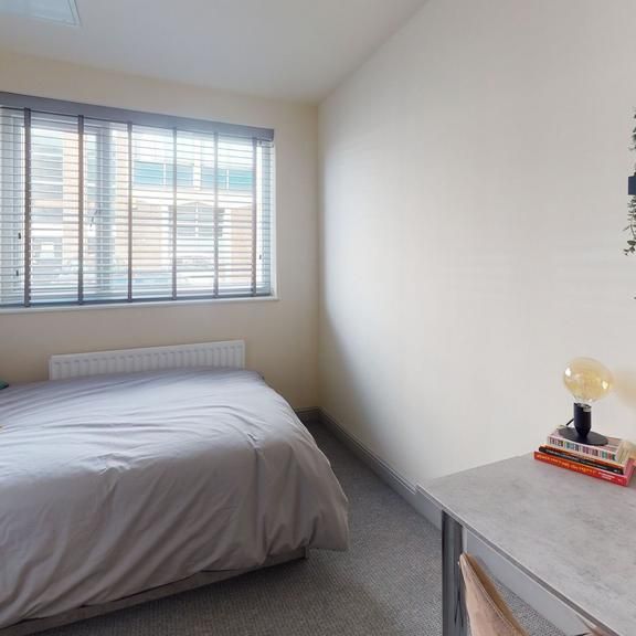 4 bedroom flat to rent - Photo 1