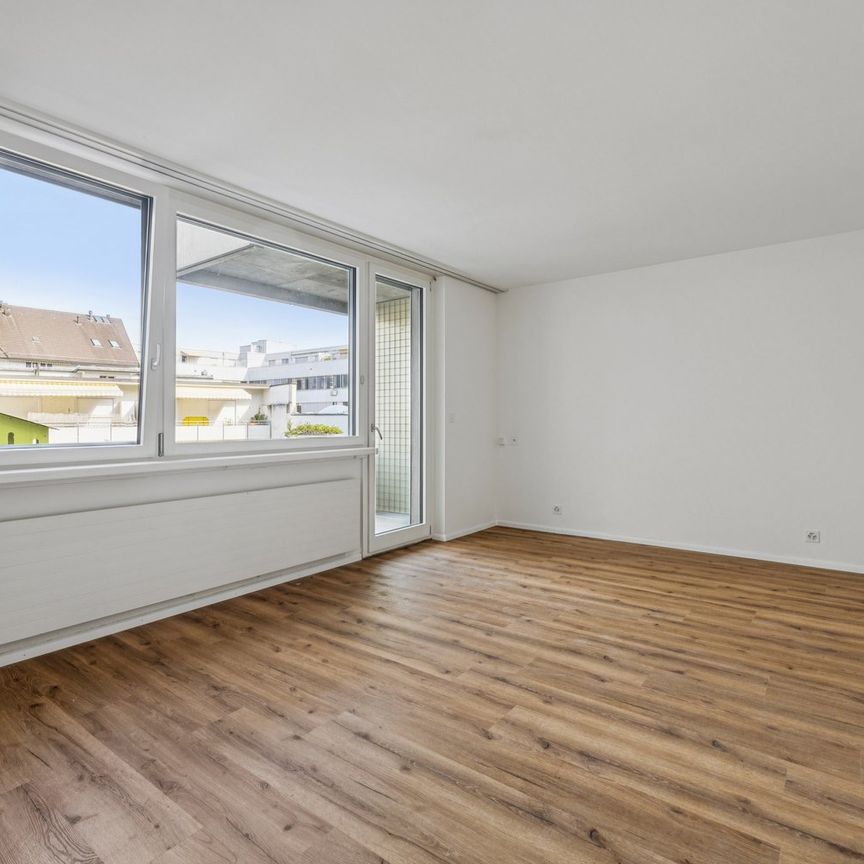 Sanierte 1.5-Zimmer-Wohnung mit Balkon an der Holbeinstrasse in Basel - Photo 1