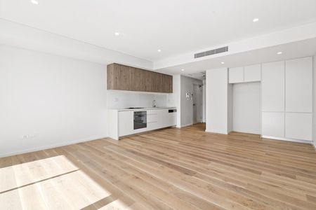 Spacious & Sun-Filled Apartment - Photo 3