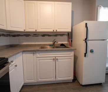 COZY BACHELOR APARTMENT IN THOROLD!! - Photo 1