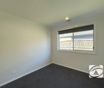 FAMILY HOME IN IN THE COLLEGE GREEN ESTATE! - Photo 3