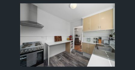 Three Bedroom Family Home - Photo 2