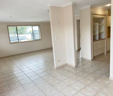 Lovely 3 bedroom family house in the heart of Bundall - Photo 1