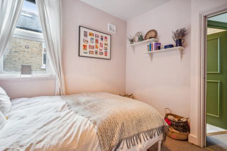 3 bedroom flat in London - Photo 5