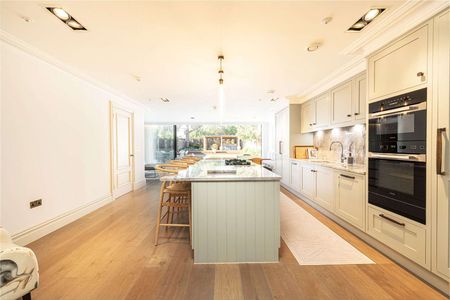A delightful family home with swimming pool, bar and outdoor kitchen. - Photo 2