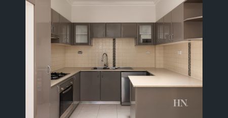 Huge apartment with house-like proportions in an ultra convenient location - Photo 2