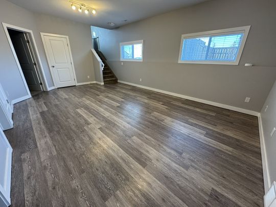 DOG FRIENDLY 4 Bed, 3 Bath Duplex in Sylvan Lake - Photo 1