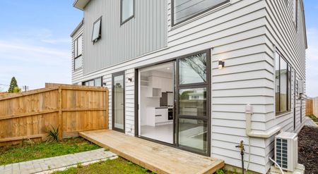 Beautiful 3 Bedroom New Lynn Home - Photo 2