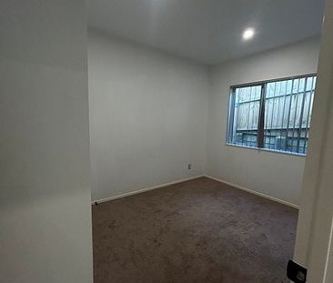 Cosy 2BR Flat with Deck! - Photo 3