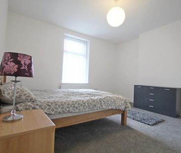 2 bedroom end of terrace house to rent - Photo 3