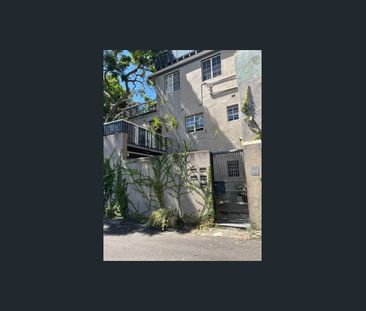 ECLECTIC ONE BEDROOM APARTMENT - Photo 3