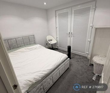 1 bedroom in a house share to rent - Photo 2