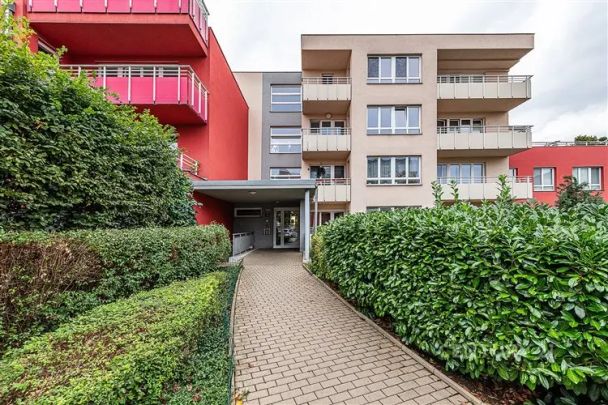 Prostorný byt 2+kk s východní orientací lodžií, komorou a parkovacím stáním v klidné lokalitě u Dalejského údolí - Fotografie 1