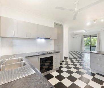 SPACIOUS 2-BEDROOM UNIT WITH DOUBLE COURTYARD & SIDE ACCESS - Photo 5