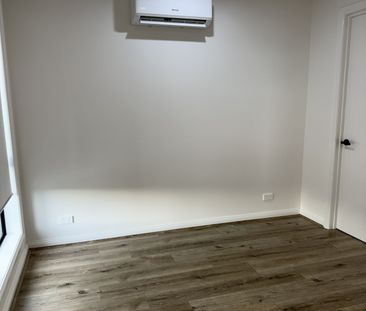 STUNNING FRESHLY BUILT 4 BEDROOM TOWNHOUSE! - Photo 2