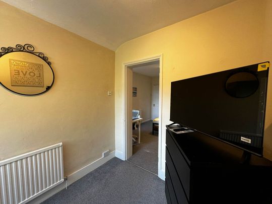 Room 2: 15 Sycamore Road, Guildford, GU1 1HJ - Photo 1