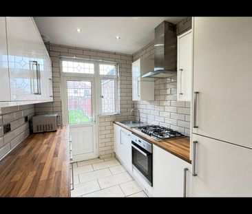 5 Bed Terraced House, Manor Road, IG11 - Photo 4