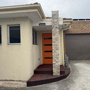 Low-Maintenance Living in the Heart of Hadfield - Photo 2