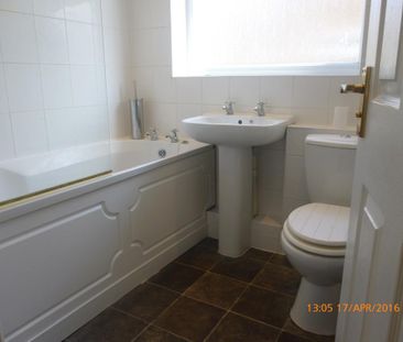3 bedroom semi-detached house to rent - Photo 2
