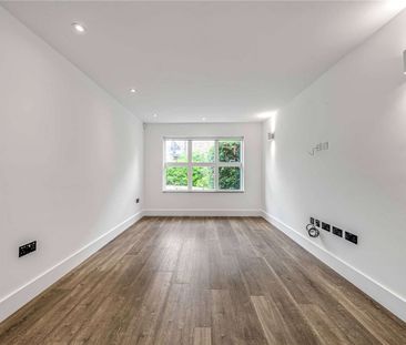 A fantastic recently refurbished five bedroom family home boasting ... - Photo 5