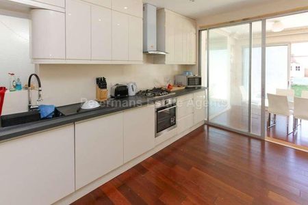 Penshurst Gardens, Edgware, HA8 - Photo 4