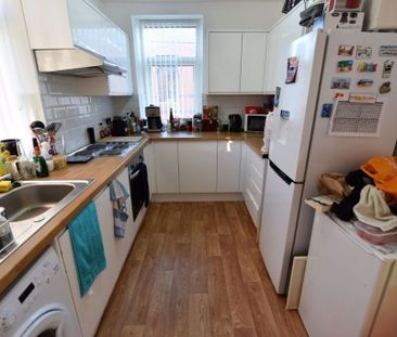 2 bedroom Flat in Flat 2, Leeds - Photo 1