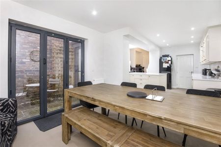 Beautifully presented and comprehensively 4 bedroom property situated in the heart of York City Centre - Photo 5