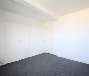 3 bedroom flat to rent - Photo 4