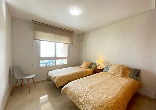 Comodo apartamento amueblado con vistas al mar, 4 dormitorios, terraza, parking, zona Son Armadans, Palma.
