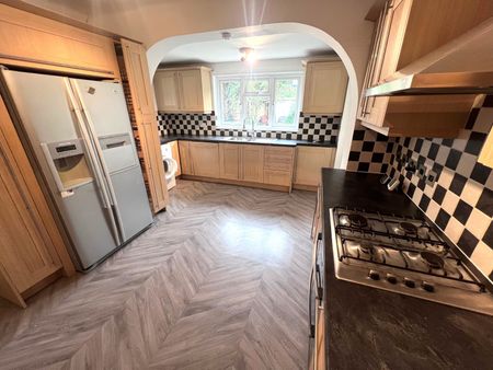 4 bedroom detached bungalow to rent - Photo 2