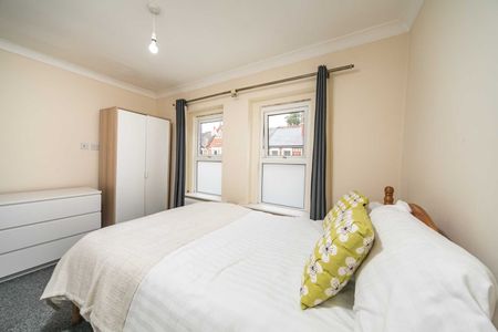 4 Bed Terraced House, Pitcroft Avenue, RG6 - Photo 4