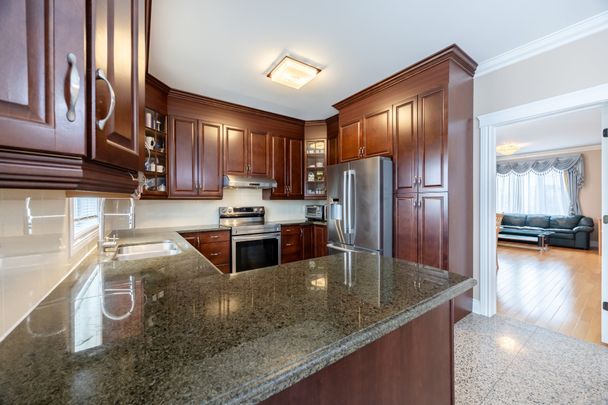 4325 Rue de l'Oural Brossard, QC J4Y - Photo 1