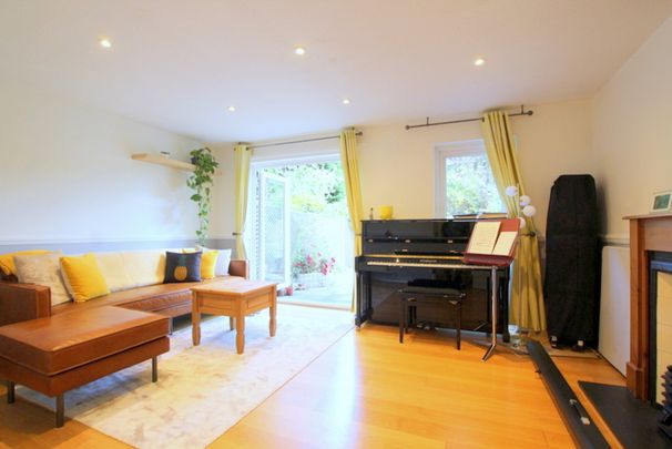 2 Bedroom Mid Terraced House, Holm Oak Close, Putney - Photo 1